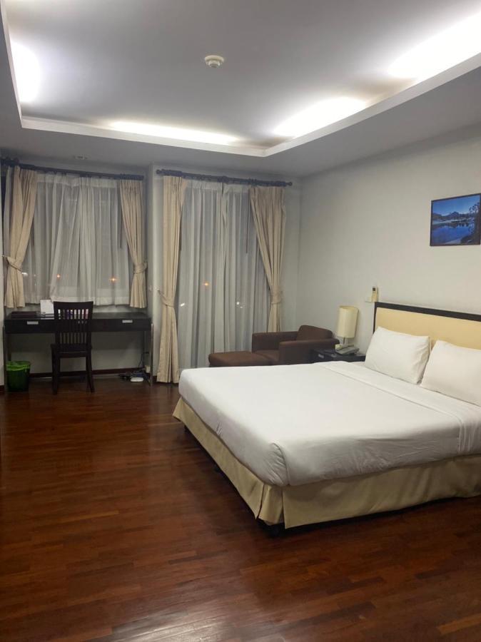 The Park 304 Executive Serviced Apartment Si Maha Phot Екстериор снимка