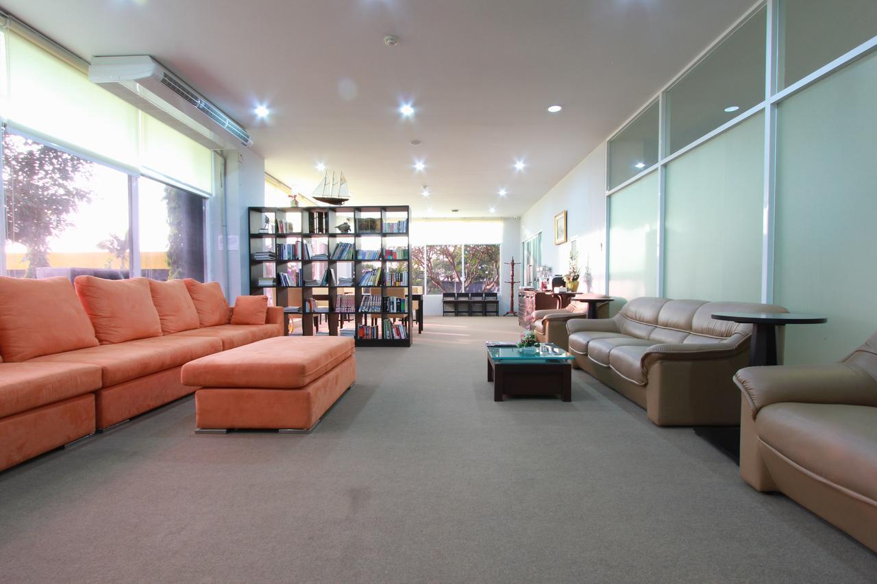 The Park 304 Executive Serviced Apartment Si Maha Phot Екстериор снимка