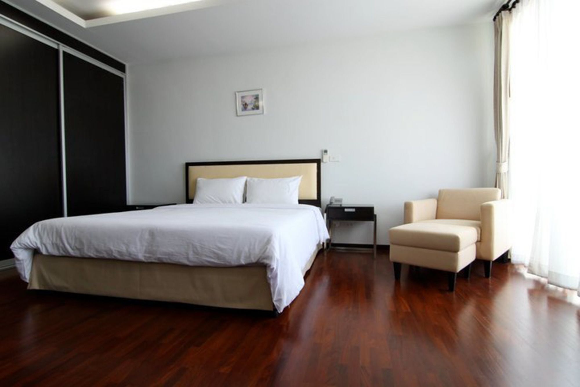 The Park 304 Executive Serviced Apartment Si Maha Phot Екстериор снимка