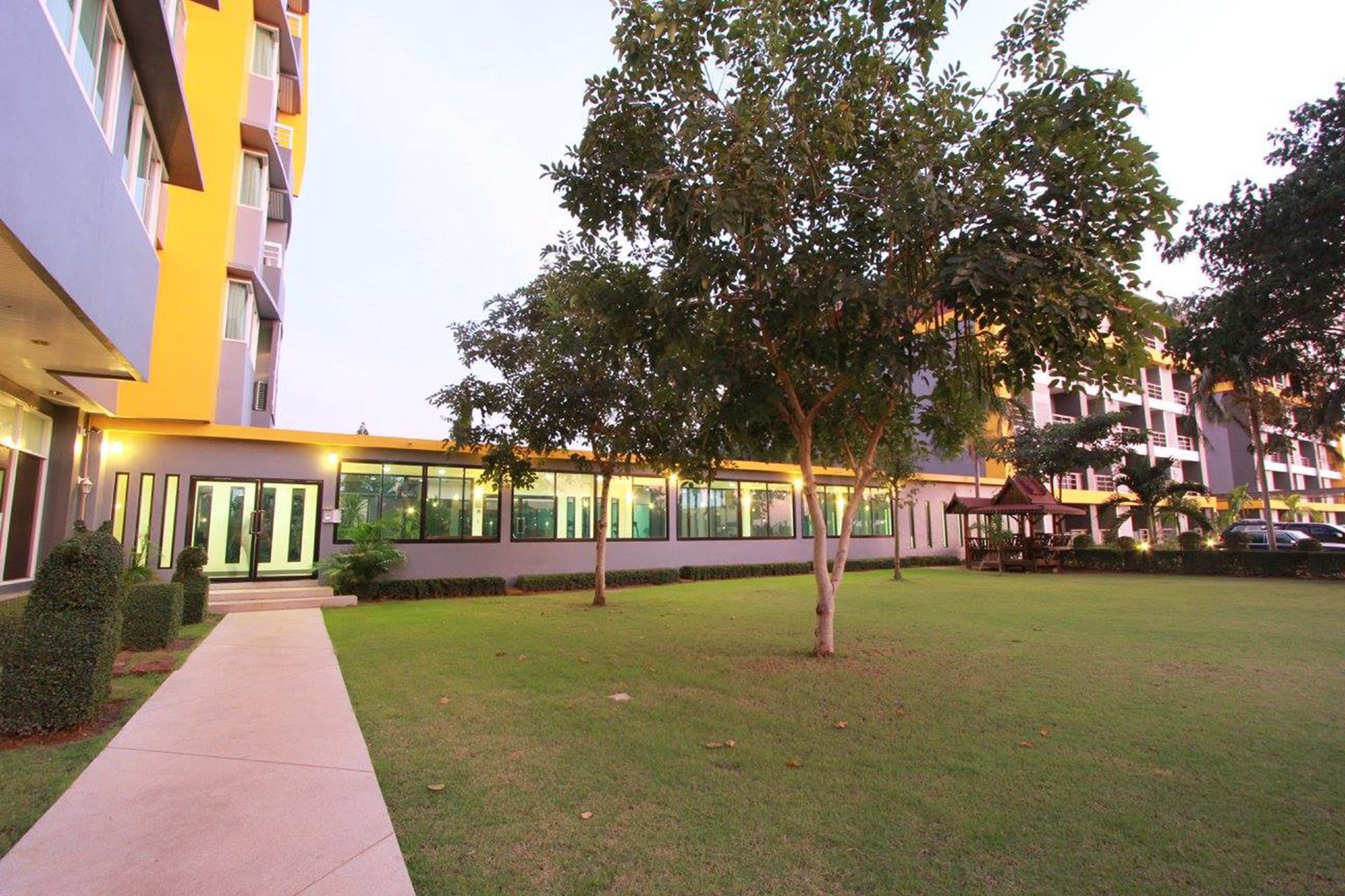 The Park 304 Executive Serviced Apartment Si Maha Phot Екстериор снимка